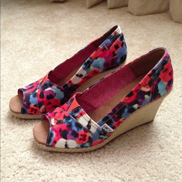 🚫Reserved🚫  Like new! TOMS Oahu Floral wedges!