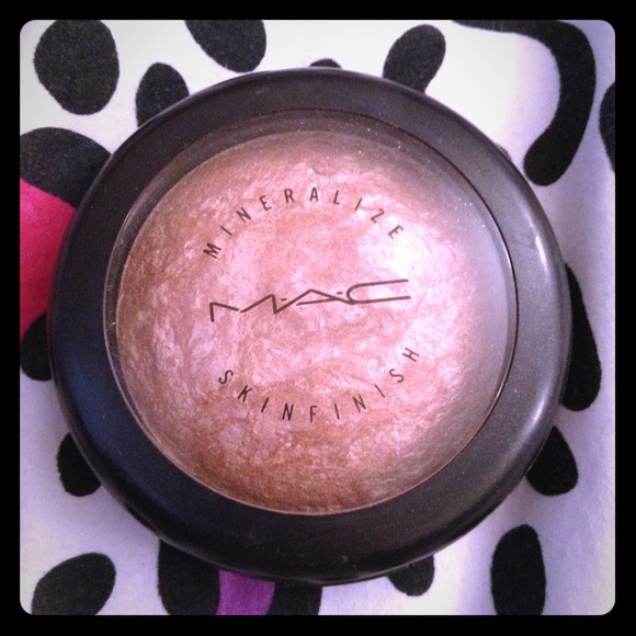 *HOLD for @sashab* MAC Mineralize Skinfinish