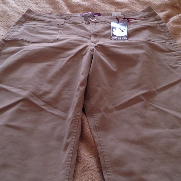 Mid-rise pants by Gloria Vanderbilt