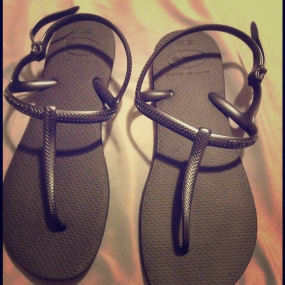 Black strap Havaianas sandals