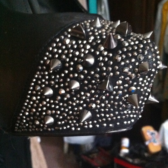 Steve Madden black leather pumps w/ silver spikes - Picture 2 of 4