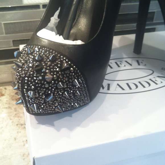 Steve Madden black leather pumps w/ silver spikes - Picture 3 of 4