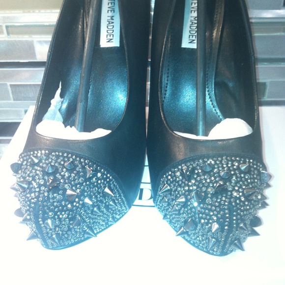 Steve Madden black leather pumps w/ silver spikes - Picture 4 of 4
