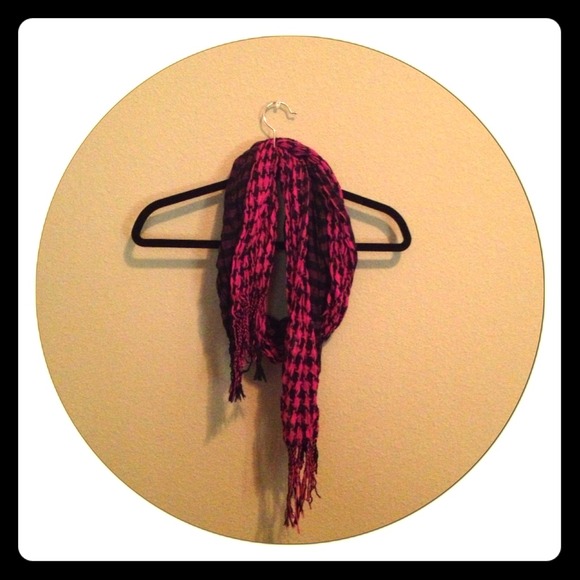 Miley Cyrus pink/black scarf