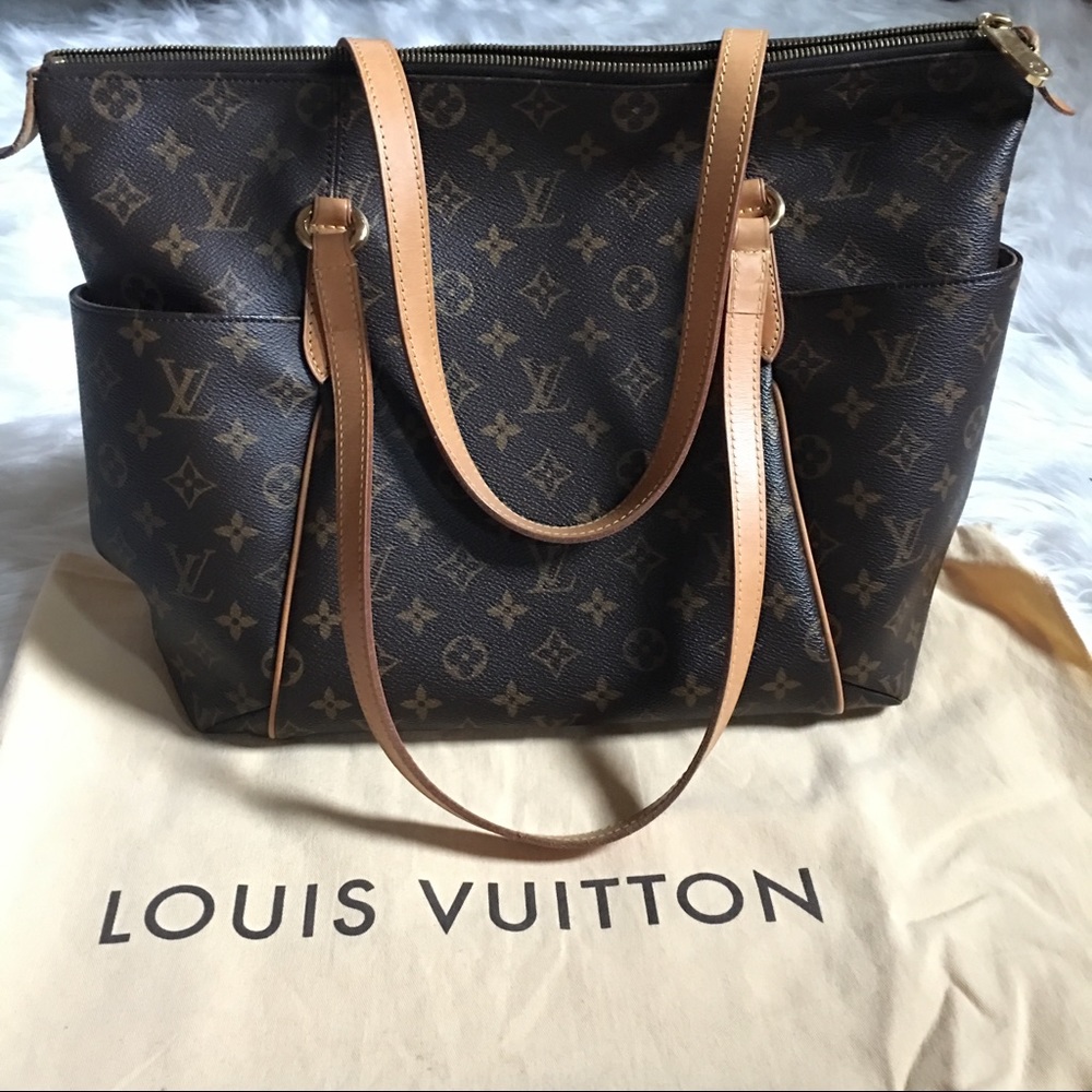 ❌SOLD❌Authentic Louis Vuitton Totally MM