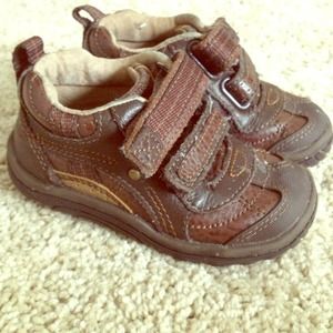 Stride Rite Brown leather Velcro toddler shoes 5m