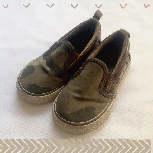 ⬇️Toddler boy gap slip on tennis shoes size 7