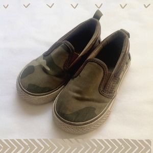 ⬇️Toddler boy gap slip on tennis shoes size 7