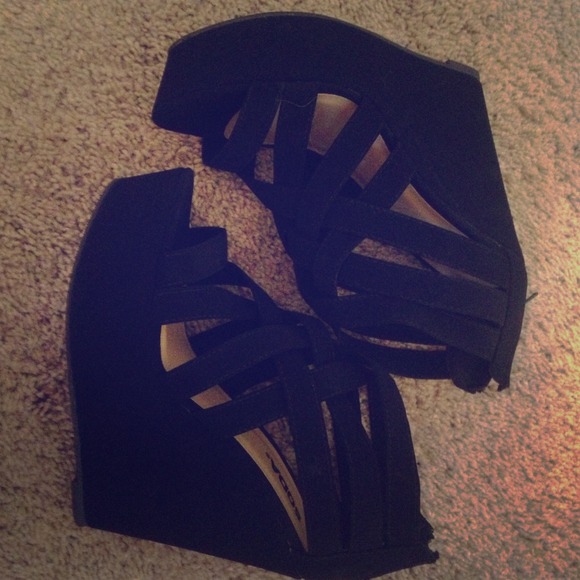 Black pumps!
