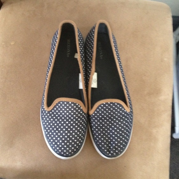 Blue and white polka dot flats W8