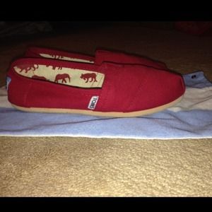 ‼️red Toms size 7