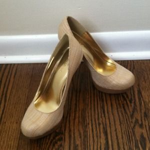 Size 9 tan straw pumps