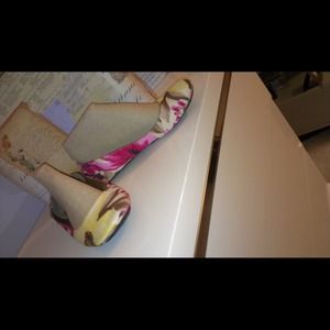 Fashionable floral flats