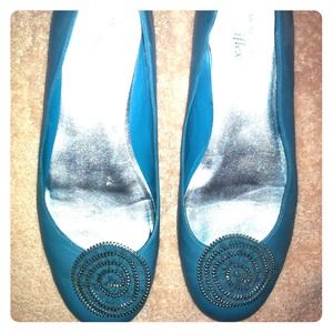 Anne Klein turquoise flats / zipper detail flower