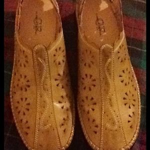 GF Glamour Original Beige Shoes with Cutouts sz 7