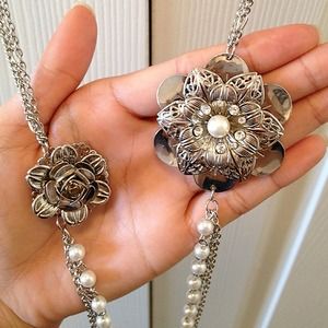 SOLD 🎀 Silver Flower Necklace 🎀