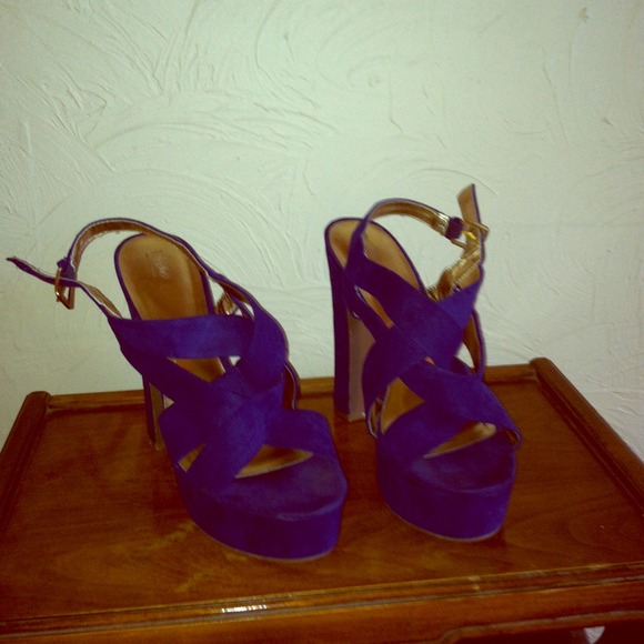 Sued blue heals