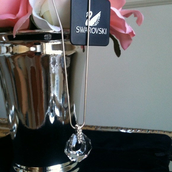 HELLO GORGEOUS | Swarovski Crystal Pave Necklace - Picture 3 of 5