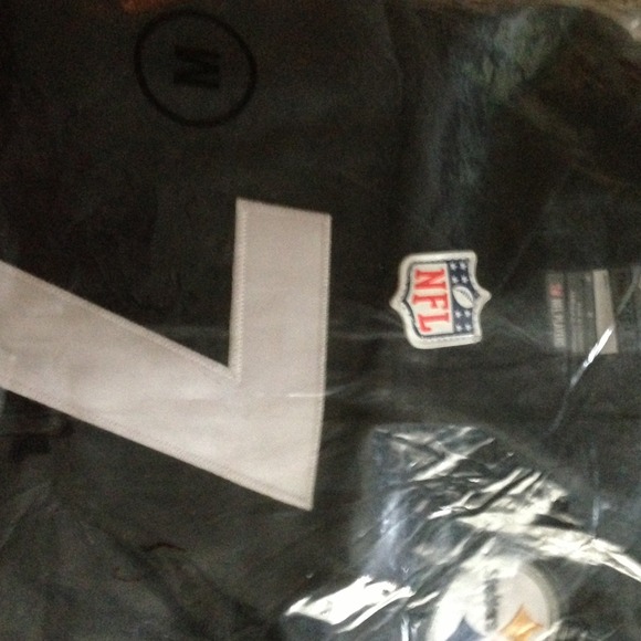 Women's Ben Roethlisberger stitch jersey.