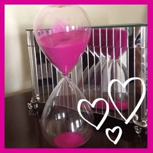 🚫SOLD IN BUNDLE🚫Hour Glass w/🎀Hot Pink Sand