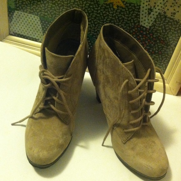 White Mountain Ankle boot