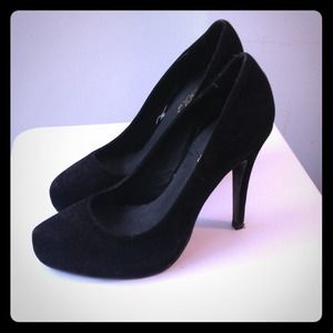 Blacks suede pumps