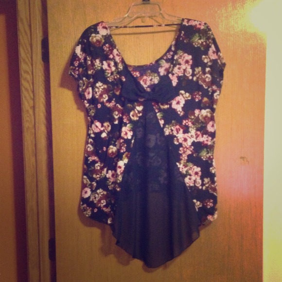 ⛔️SOLD⛔️Floral top with bow in the back - Picture 1 of 2