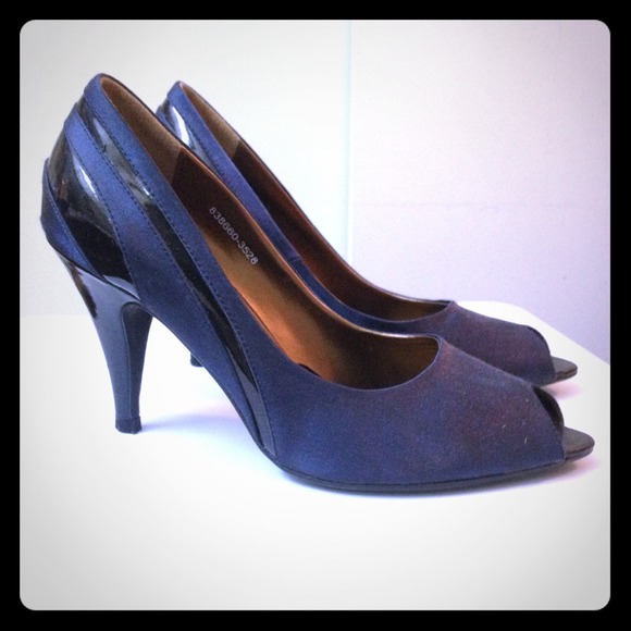 Navy pumps
