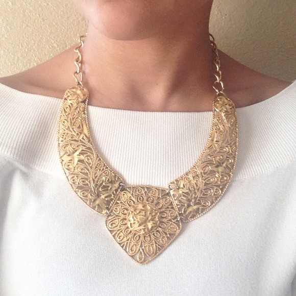 Jewelry - Vintage Chain Floral Design Statement Necklace