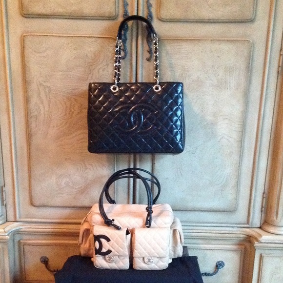 ❤️❤️just sharing!❤️❤️AUTHENTIC CHANEL HANDBAGS - Picture 2 of 4