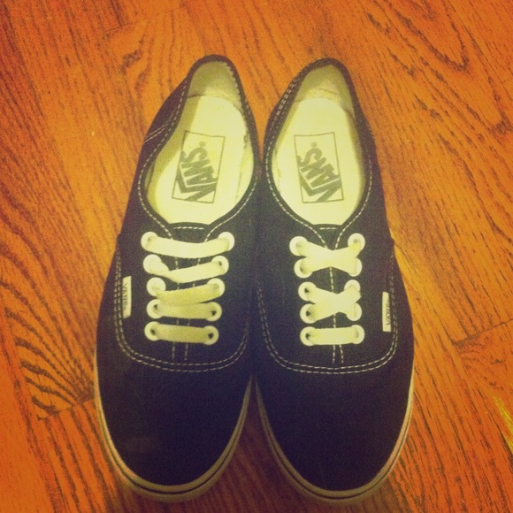 black vans HOLD FOR @hellopaygge