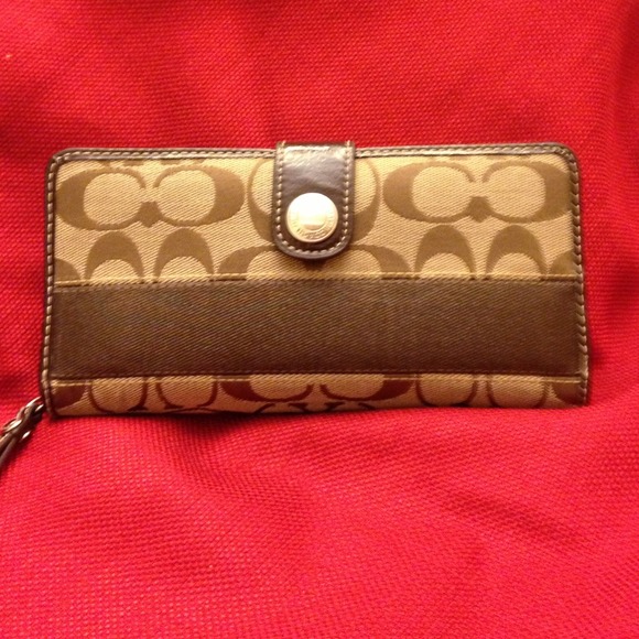 COACH Strp acd zip wallet in signature fabric