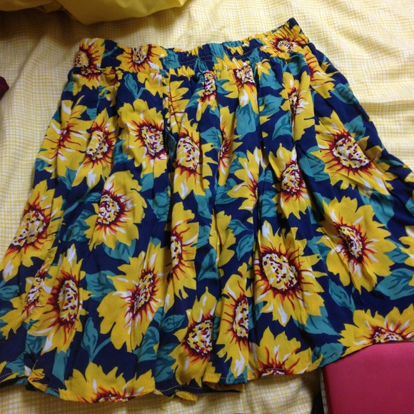 ❗FINAL REDUCTION❗ BRANDY MELVILLE sunflower skirt