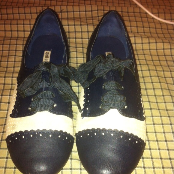 Size 6 shoes yes been worn 5 times