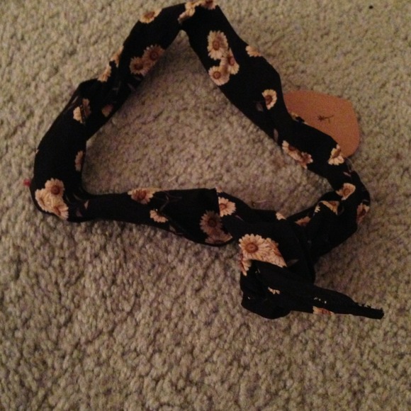 ((SOLD)) Brandy Melville Daisy Head Band