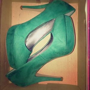 Green faux suede pumps