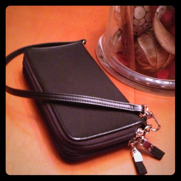 💥Price reduced💥 Wristlet