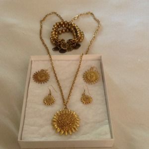 PENDANT, 2 pairs of earrings, stretchy bangle