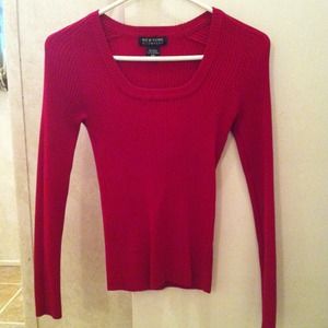 Long sleeve sweater.