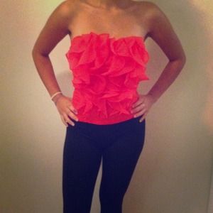 Super cute tupe top w ruffles