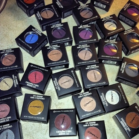 I have a slight obsession with Mac eyeshadow ..