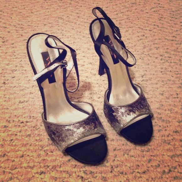 Black and silver sequins nina formal shoes!!