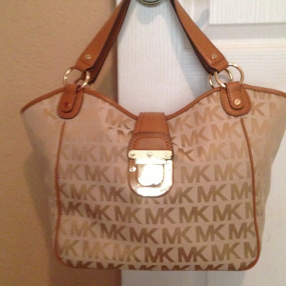 Michael Kors Handbags - MICHAEL KORS CHARLTON LG TOTE