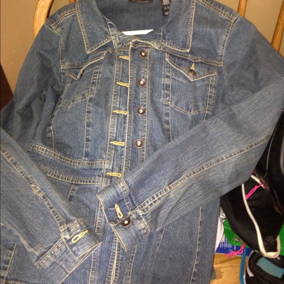 Jean jacket. Form fitting
