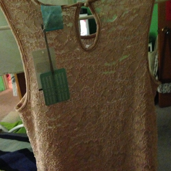 Pink flower tank - Picture 3 of 3