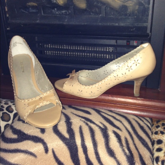 Liz Claiborne tan shoes