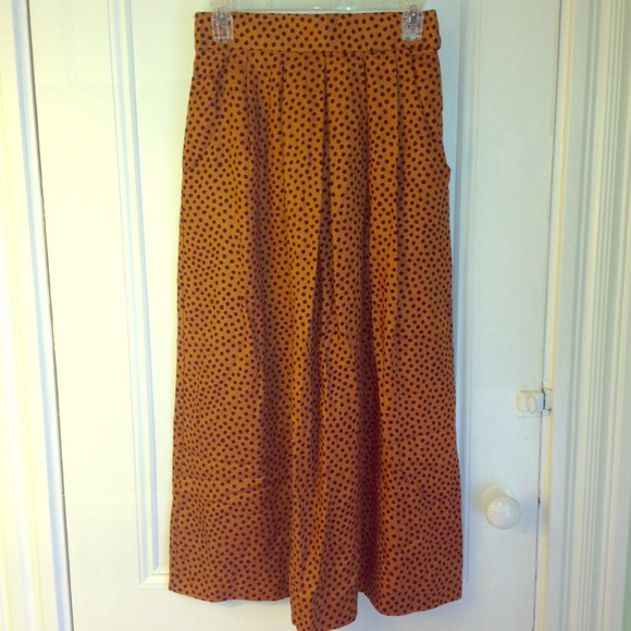 🚫sold in bundle🚫High waisted polka dotted skirt