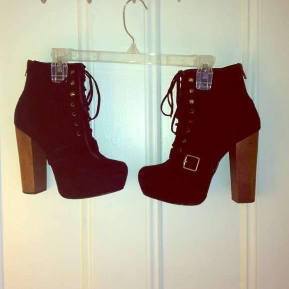 🚫SOLD 🚫Steve Madden suede lace up platform boots
