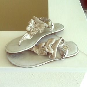 LIKE NEW! Sandals- metallic silver