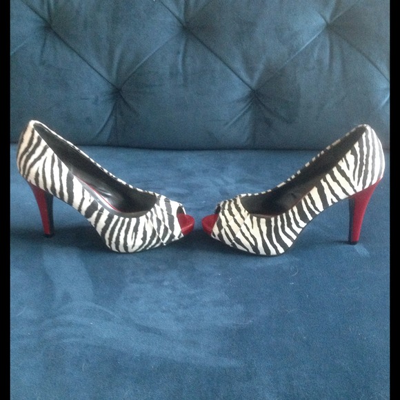 🚫SOLD🚫Candie's Zebra Print Peep-toe Heels - Picture 2 of 3